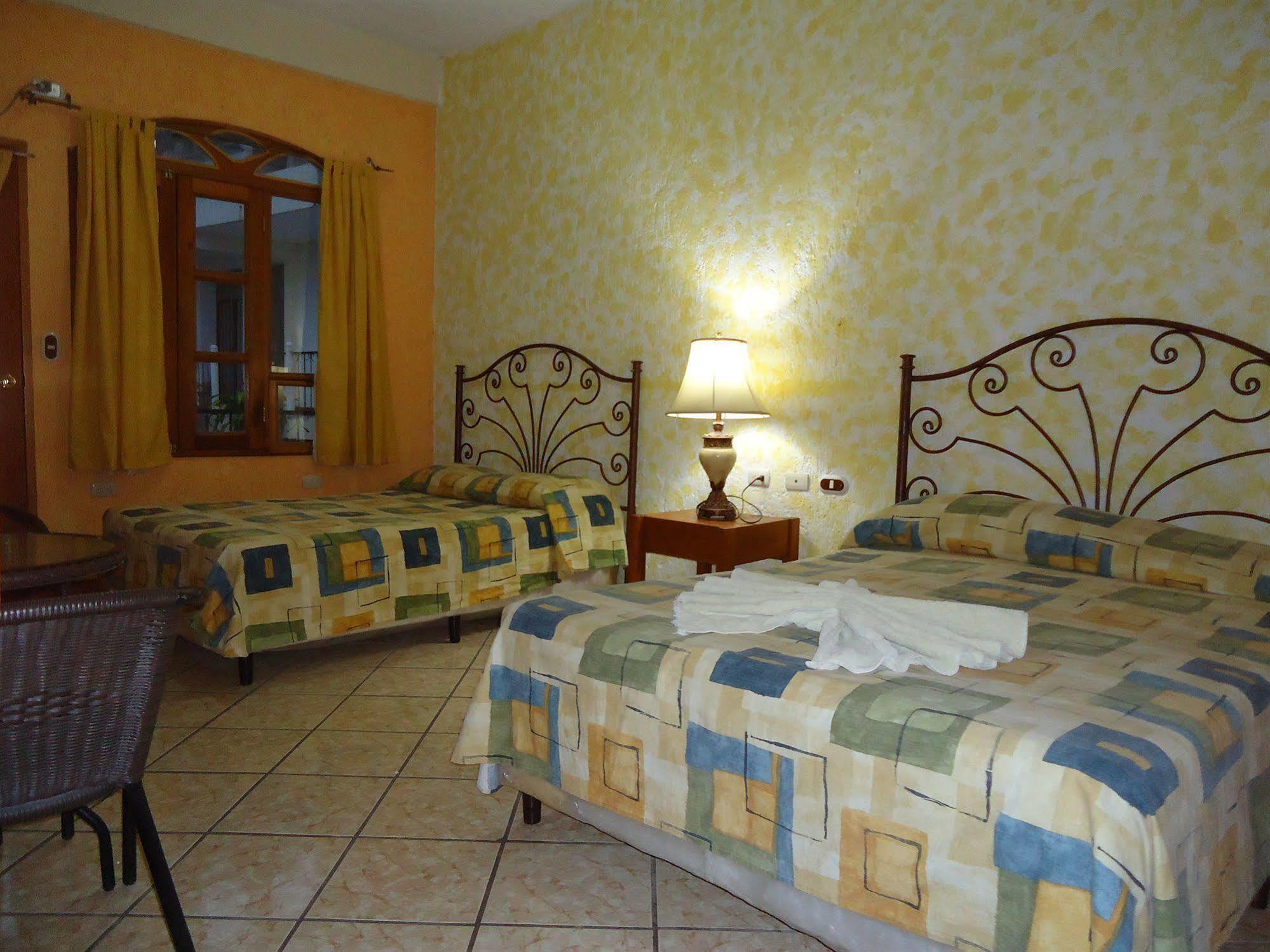 Hotel Quinta Maya Flores Exterior photo