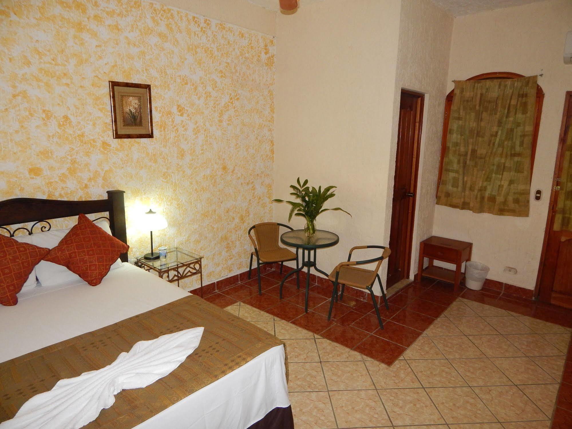 Hotel Quinta Maya Flores Exterior photo