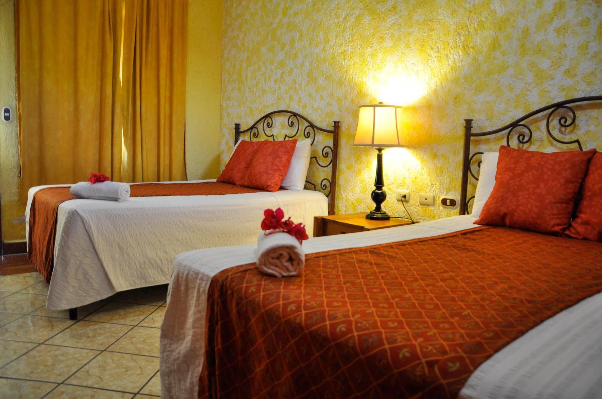 Hotel Quinta Maya Flores Exterior photo